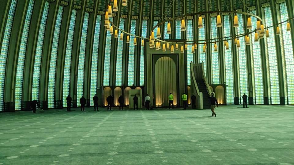 <p>Camide, 72 adet zeminden kubbeye doğru yükselen renkli camlar bulunurken bu camların üzerinde de yine camların deseninin devamı olan dekoratif mesh paneller yer alıyor. Meshlerin bitiminde kuşak bölümünde Allah'ın 99 isminin yazdığı altın varaklı kutu profilden yapılmış tezyinat çalışması yer alıyor. Bu kısmın da üzeri artık çatıyı oluştururken kubbenin en üst noktasında İhlas Sûresi'nin yazdığı tezyinat çalışması var. Bu bölümün de üstünde yine kaburgalar arasında kalacak şekilde ayarlanmış 14 adet farklı ayetten oluşan ve taraşımı Fatih Sultan Mehmet Vakıf Üniversitesi Güzel Sanatlar Fakültesi Dekanı Prof. Dr. M. Hüsrev Subaşı öncülüğünde yapılan tezyinat yazıları bulunuyor.</p>

<p> </p>
