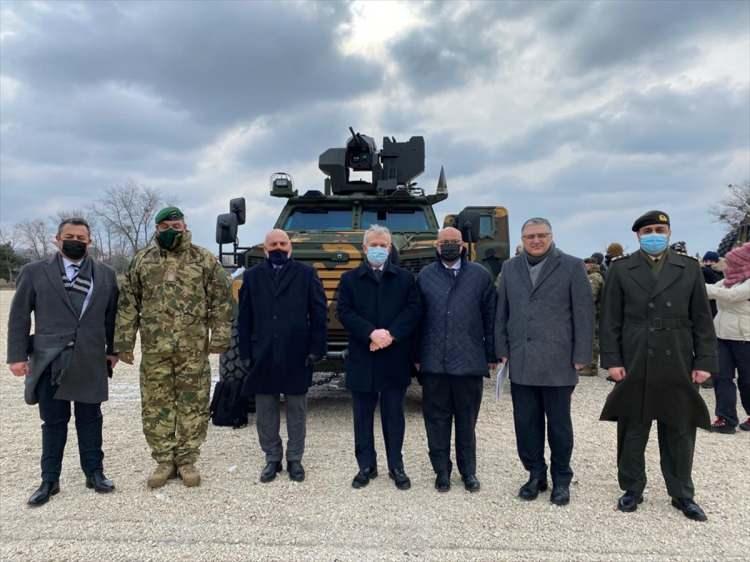 <p>Macaristan Savunma Bakanı Tibor Benkö, 10 Ejder Yalçın 4x4 zırhlı muharebe aracının teslimatının yapıldığını, kısa süre içinde 40 zırhlı araç daha teslim alacaklarını söyledi.</p>

<p> </p>
