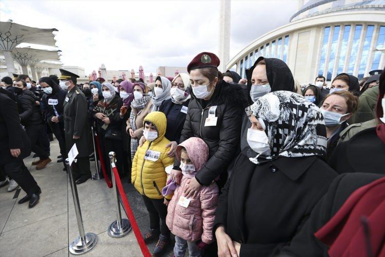 <p><strong>Eşlerini bordo bereyle uğurladılar</strong></p>
<p>Tören geçişi sırasında şehit Coşkun'un eşi Müge Coşkun ile şehit Güler'in eşi Gizem Güler bordo bere giyerek eşlerine son kez el salladı. Şehit Coşkun'un 6 yaşındaki kızı İnci ise töreni annesi Müge Coşkun'un kucağında izledi.</p>
<p> </p>
<p> </p>