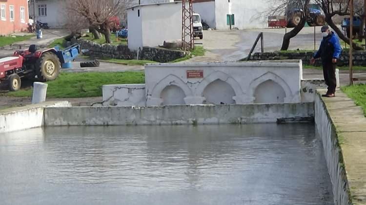 <p>Yeraltı kaynak sularının kapladığı 400 nüfuslu köy, görüntüsü ile Venedik'i andırıyor. </p>