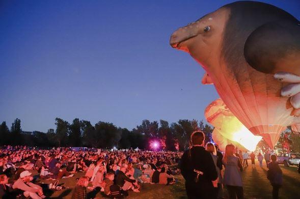<p>Avustralya Ulusal Galerisi (AUG) ve sanatçı Patricia Piccinini Pazar günü Avustralya'nın başkenti Kanberra'da "Skywhalepapa" adlı yeni sıcak hava balonunu tanıttı.</p>
