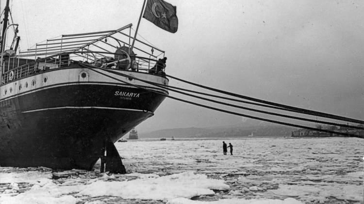 <p>Karadeniz’den buz kütlelerinin sürüklenmesiyle İstanbul Boğazı birçok kez tamamen ve bazen de kısmen dondu.</p>

<p> </p>
