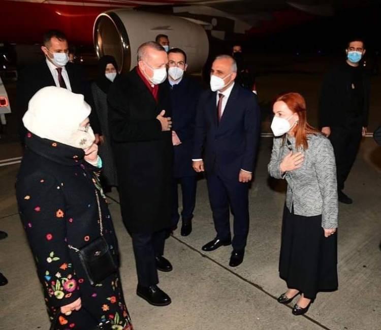 <p>AK Parti İl Başkanlığı önüne gelen Erdoğan, yol kenarında kendisini bekleyen hemşehrilerini eşi Emine Erdoğan ile makam aracından selamladı.</p>

<p> </p>

