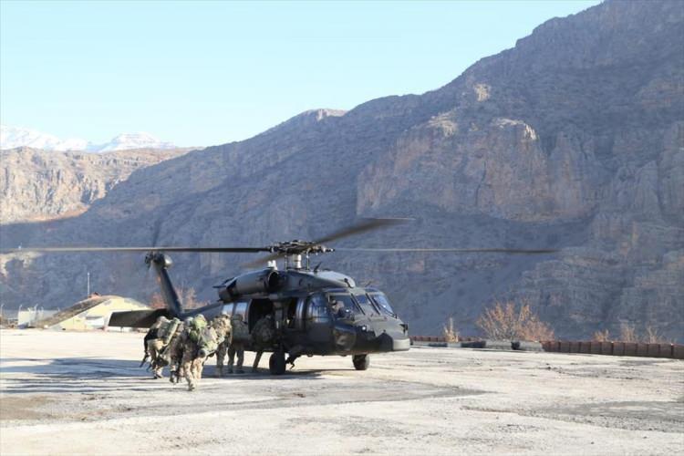 <p>Yurt i&ccedil;inde ter&ouml;r &ouml;rg&uuml;t&uuml; PKK'nın varlığını sonlandırmak amacıyla başlatılan Eren Operasyonları 8 ayrı noktada s&uuml;r&uuml;yor.</p>
