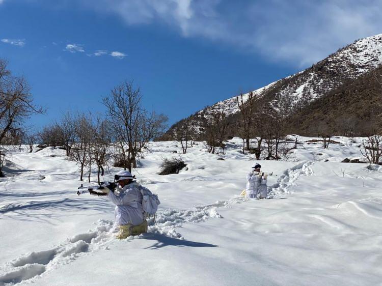 <p>Ardından 2 bin 24 personelin katılımıyla Eren-2 Lice Operasyonu başlatıldı.</p>

<p>&nbsp;</p>

<p>&nbsp;</p>
