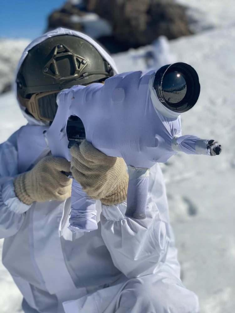 <p>Tunceli&rsquo;de 1062 personelin g&ouml;rev aldığı "Eren-7 Mercan-Munzur&rdquo; Operasyonu metrelerce karda yapılıyor.</p>

<p>&nbsp;</p>
