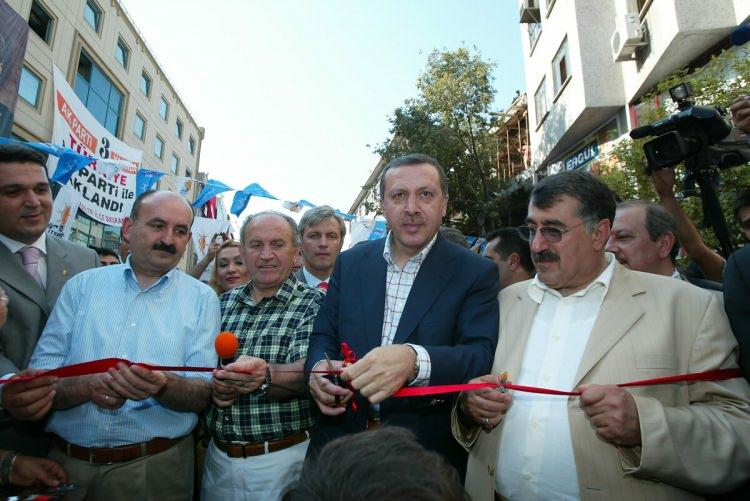 <p>1994-1998 yılları arasında İstanbul Büyükşehir Belediye Başkanı Sayın Recep Tayyip Erdoğan’ın danışmanlığını yaptı.</p>

<p>​</p>
