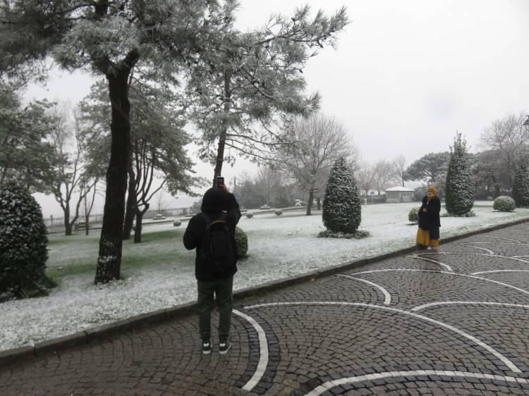 <p>İstanbul'da bugün sabah saatlerinden itibaren kar yağışı etkili oluyor. Anadolu Yakası'nda Kartal ve Maltepe'nin yüksek kesimlerinde kar yağışı etkisini gösteriyor. </p>
