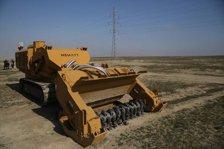 <p>ASFAT Kara Programları Direktörü Gökhan Kuş, yerli ve milli bir araç olan MEMATT'ın hem Türk hem de dost ve kardeş ülke Azerbaycan ordusunun hizmetine eş zamanlı olarak sunulmasından gurur duyduklarını vurguladı.</p>
<p> </p>