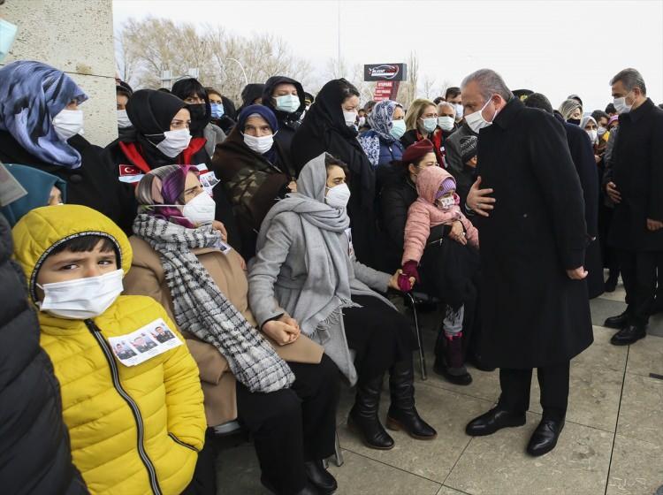 <p>TBMM Başkanı Şentop, Cumhurbaşkanı Yardımısı Oktay, CHP Genel Başkanı Kılıçdaroğlu, MHP Genel Başkanı Bahçeli şehitlerin ailelerine başsağlığı diledi.</p>
