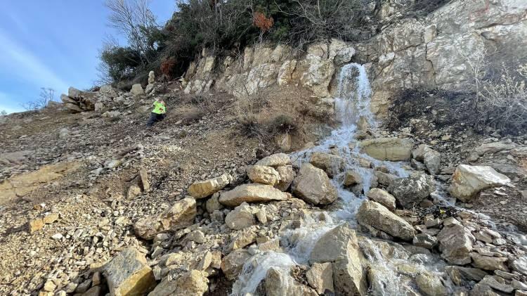 <p>Manisa’dan Spil Dağı Milli Parkı’na çıkış yolunda At Alanına 10 kilometre mesafede 810 rakımlı Güvercin Kaya mevkisinde kayalıkların arasından çıkan 10 metrelik şelale oluşturan gizemli su kaynağı görenlerin ilgisini çekiyor.<br />
 </p>
