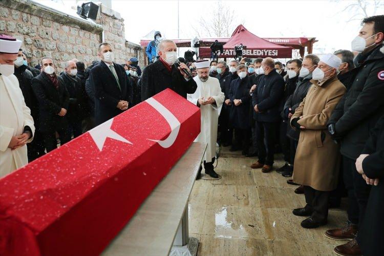 <p>İstanbul Büyükşehir Belediyesi Eski Başkanı Kadir Topbaş, Fatih Camii’nde kılınan cenaze namazı ile son yolculuğuna uğurlandı. Törende konuşan Cumhurbaşkanı Recep Tayyip Erdoğan, "Korona virüs belası. Birçok yol arkadaşlarımız bizden ayrıldı, ayrılıyor. Büyük bir mücadele bu süreç içerisinde veriliyor" dedi.<br />
 </p>
