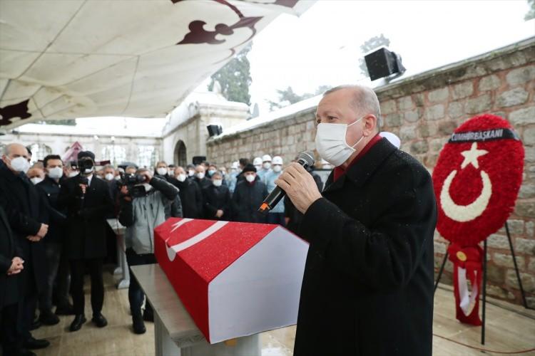 <p>Türkiye Cumhurbaşkanı Recep Tayyip Erdoğan, tedavi gördüğü hastanede 76 yaşında hayatını kaybeden eski İstanbul Büyükşehir Belediye Başkanı Kadir Topbaş için Fatih Camisi'nde düzenlenen cenaze törenine katıldı.</p>

