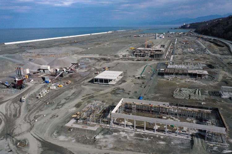 <p><strong>‘15 YIL ÖNCE RİZE’DE BİR HAVALİMANI HAYALDİ'</strong><br />
<br />
Mart ayında pislerde beton ve asfaltlama çalışmalarının başlayacağını ifade eden Avcı, “Bu müjdeyi arkadaşlarımız bize verdiler. </p>