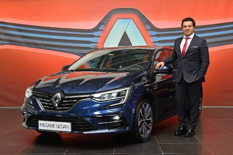 <p>Makyajlı Megane hakkında açıklamalarda bulunan Renault Mais Genel Müdürü Berk Çağdaş, "Türkiye, C-Sedan segmentinin ağırlıkta olduğu bir pazar. Öyle ki 2020 sonu itibarıyla C-Sedan segmenti, ülkemiz binek otomobil pazarından yüzde 33 pay alıyor. Böylesine önemli bir segmentte satılan her 5 araçtan biri olma özelliğini taşıyan Megane Sedan, yenilenen yüzüyle birlikte 21 yıldır aralıksız devam eden binek otomobil pazarı liderliğimizi geleceğe taşımak için önemli kozlarımızdan olacak" dedi.</p>