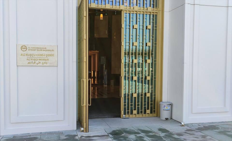 <p>Ana ibadet alanının kuzeyinde üst bölümde kadınlar bölümü balkon şeklinde görülebiliyor. Yazı stili hafif modernize edilmiş Kûfi olarak belirlendi. Ana ibadet alanındaki kuşak yazısı da akustik sıva uygulaması üzerine yapıldığından sıvanın özelliğini kaybetmemesi ve yüzeyin bozulmaması için özellikle özen gösterildi.</p>
<p> </p>