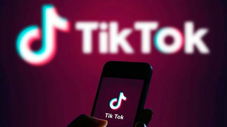 <p>TikTok</p>

<p> </p>

<p>Kısa videoların paylaşıldığı ve kullanıcıların birbirlerini takip edebildiği uygulamanın 689 milyon kullanıcısı bulunuyor. Çin merkezli bir teknoloji şirketi tarafından geliştirilen uygulama da canlı yayın da yapılabiliyor.</p>
