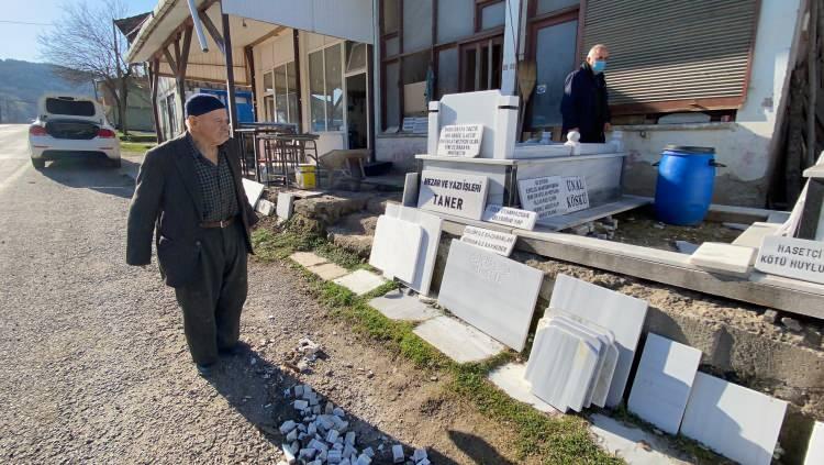 <p>İnsanlara tavsiyem, herkes doğru ve düzgün yolda ilerlesin. Bugün intikam almak kolay bir şey, fakat onu bağışlamak daha iyi ve büyük sevaptır. Çünkü ölüm var. İntikam almak kolaydır. Ama affetmek çok önemlidir. Bunu yapsın insanlar” dedi.</p>
