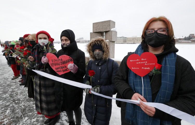 <p>Ekaterinburg, Vladivostok, Kazan, Moskova, St. Petersburg ve birçok şehirde Navalny destekçileri, yaşadıkları kentlerin sembolik noktalarında toplanarak protesto düzenledi.</p>
