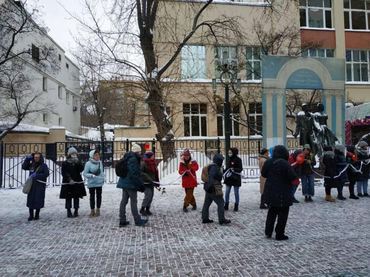 <p>PUTİN DESTEKÇİLERİ, NAVALNY DESTEKÇİLERİNE “DOLAR” UZATTI</p>

<p> </p>

<p>Başkent Moskova’daki protestolarda yaklaşık 20’ye yakın kişinin gözaltına alındığı kaydedilirken, diğer kentlerden ise gözaltılar konusunda bir açıklama yapılmadı.</p>
