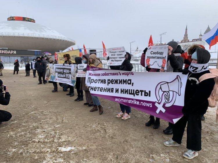 <p> Navalny destekçileri tarafından sosyal medya üzerinden yapılan açıklamada, 14 Şubat Sevgililer Günü nedeniyle Navalny'ye destek için sokağa çıkma çağrısı yapıldı.</p>

