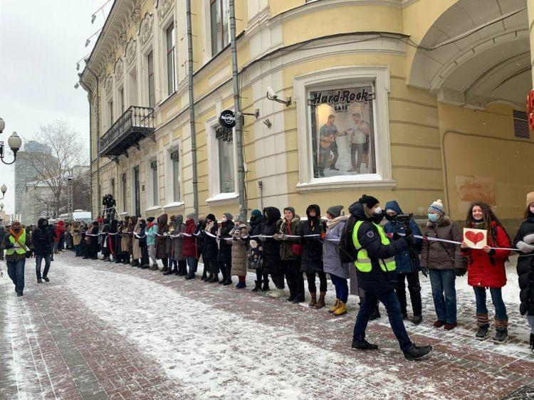 <p>Başkentte düzenlenen gösterilerde ise Putin destekçisi 2 kişi, üzerlerine giydikleri askeri kamuflajların üzerine "NATO" yazarak, Navalny destekçilerinin batı yanlısı ülkeler tarafından kullanıldığını iddia ederek, ellerindeki dolarları Navalny destekçilerine uzattı.</p>
