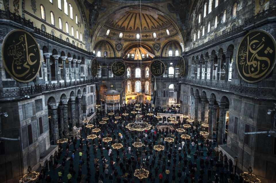 <p>Ayasofya-i Kebir Cami-i Şerifi içerisinde restorasyon için kurulan dev iskele sökülünce tüm ihtişamı ortaya çıktı. Namaza gelen cemaatle birlikte eşsiz manzaraya sahne oldu.</p>

<p> </p>
