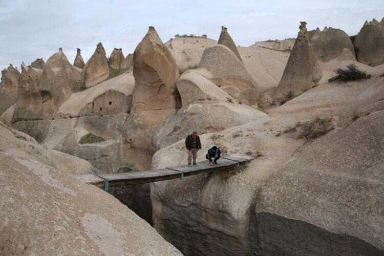 <p>Kapadokya’da zipline projesini de bu vadide faaliyete geçirmeyi amaçlıyoruz. Beldemiz turizmden hiç pay alamıyordu. Bir otel var ama balon turlarının başlayacağının öğrenilmesinin ardından yatırım için gelenler oldu.</p>
<p> </p>