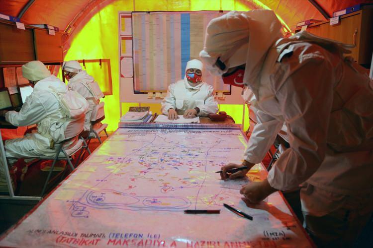 <p>Hava kuvvetleri ile m&uuml;şterek eğitimi pekiştirmek, idari ve lojistik faaliyetleri icra etmek, karargah subaylarının ve birlik komutanlarının durum muhakemesi yapması, emir ve rapor verme melekelerini geliştirmek. Her seviyede ateş ve manevraların koordineli olarak kullanılmasını pekiştirmek. Ateş desteğinin ateş destek koordinasyon merkezine kadar b&uuml;t&uuml;n faaliyetlerini planlamak, kritik lider ve personeli eğitmektir.&nbsp;</p>
