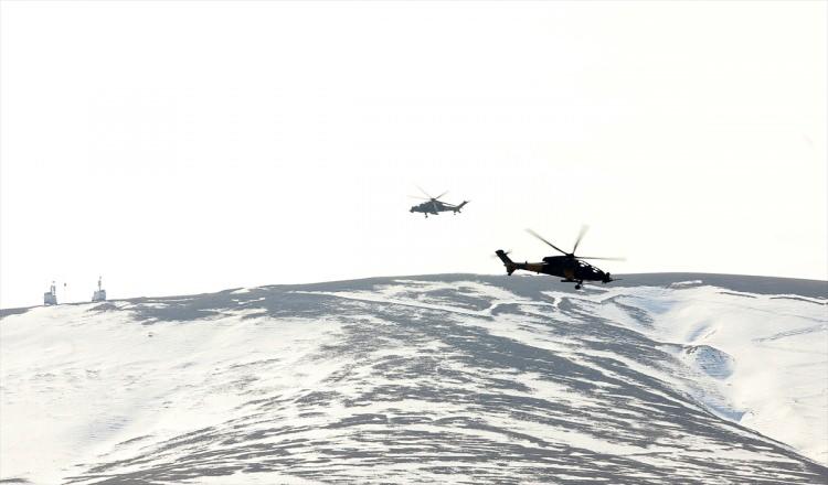 <p>Havadan atma harekatı icra etmek, envanterde mevcut olan, yeni giren veya savunma sanayisinde geliştirilmekte olan harp silah ve ara&ccedil;larının kış şartlarında performansını denemek derin kar ve şiddetli soğuklarda muharebe konusundaki tecr&uuml;beli dost ve m&uuml;ttefik &uuml;lkelerle takdir usuller ve te&ccedil;hizat konularında bilgi paylaşımında bulunmaktır. 'Kış 2021 Tatbikatı'na Milli Savunma Bakanlığı, Genelkurmay Başkanlığı, Kara, Deniz ve Hava Kuvvetleri Komutanlığı'nın &ccedil;eşitli birlik ve unsurları katılmaktadır. Tatbikata ayrıca dost ve kardeş Azerbaycan Silahlı Kuvvetleri'nin &ccedil;eşitli birlik ve unsurları iştirak etmektedir. Tatbikatımıza bug&uuml;n itibarıyla toplamda 1268 personel katılmakta, 190 değişik cinste ara&ccedil; ve 218 farklı cins ve &ccedil;apta silah kullanılmaktadır. Tatbikatta ayrıca 8 kamu kuruluşu fiil olarak iştirak etmektedir."</p>

<p>&nbsp;</p>
