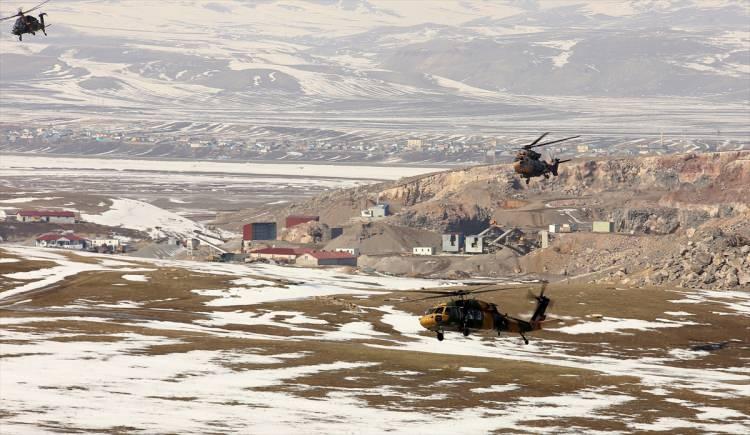 <p>14'&uuml;nc&uuml; Mekanize Tugay Komutanlığı'ndaki brifing sonrası basın mensupları, Cumhuriyet k&ouml;y&uuml; mevkisindeki tatbikat alanına g&ouml;t&uuml;r&uuml;ld&uuml;. Burada komuta merkezini gezen gazetecilere, bug&uuml;n yapılacak tatbikat hakkında bilgi verildi.&nbsp;</p>
