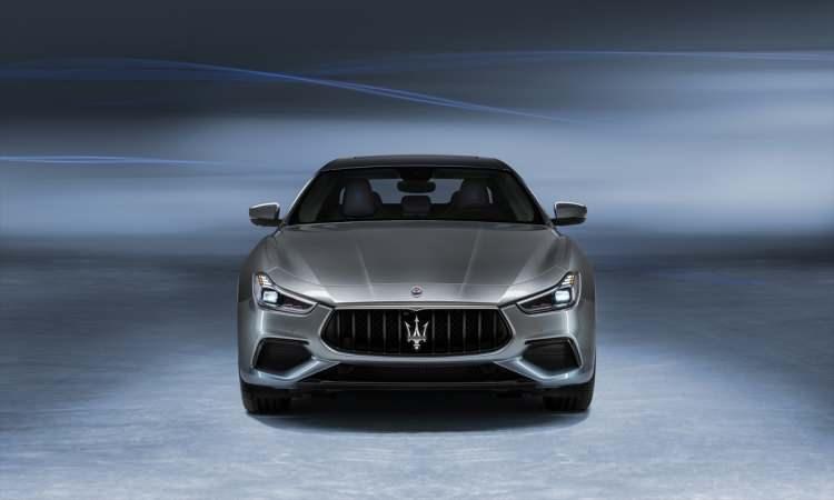 <p>Maserati Connect bağlanılabilirlik programı ise otomobil sahibinin aracına uzaktan bağlanarak gerekli bilgilerine ulaşmasını sağlıyor. Ghibli ürün gamında ilk kez bir V8 motor da sunuluyor.</p>

<p>580 HP güç üreten 3,8 litre hacimli twin turbo motor, Ghibli Trofeo’yu 0’dan 100 km/s hıza sadece 4,3 saniyede ulaştırıyor ve 326 km/s maksimum hıza olanak tanıyor. Bu versiyonda yeni “Corsa” sürüş modu ve benzersiz görsel tasarım detaylarıyla vurgulanıyor.</p>

<p>Ghibli Hybrid, 100 yıldan uzun bir geçmişe uzanan Maserati tarihinde markanın elektrikli ürün gamına geçiş sürecinin ilk modeli olmasıyla da ayrı öneme sahip bulunuyor.</p>

<p>Ghibli Hybrid’de 2,0 litre hacimli sıralı dört silindirli benzinli motoru BSG, eBooster ve 48 volt bataryadan oluşan bir elektrikli sistem destekliyor. Ghibli Hybrid 330 HP güç üretiyor ve 0-100 km/s hızlanmasını 5,7 saniyede tamamlarken 255 km/s maksimum hıza ulaşıyor.</p>
