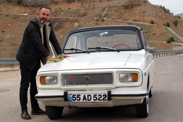 <p>Tokat'ta, klasik otomobil tutkunu öğretmen İlker Kalyon (45), çocukluk hayali olan, 1973 model Anadol marka aracına gözü gibi bakıyor. Kalyon, "Bu araç, benim ailemin ve hayatımın bir parçası oldu" dedi. </p>

<p> </p>
