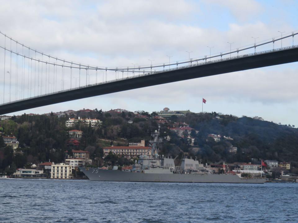 <p>Savaş gemisinin ön ve arka bölümünden silahlı askerlerin nöbet tuttuğu görülürken diğer askerlerin güvertede Boğaz'ı seyrettiği görüldü. Yaklaşık 1,5 saatte boğaz geçişini tamamlayan gemi, Marmara Denizine açıldı.</p>
<p> </p>
<p> </p>