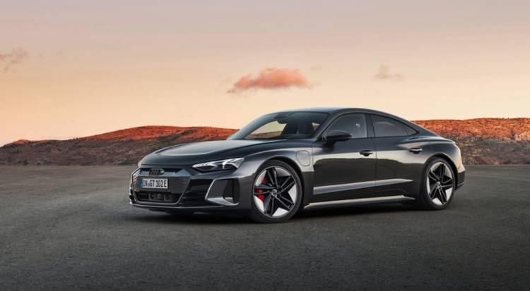<p>Alman devi elektrikli modellerinin sayısını arttırmaya devam ediyor. Audi son olarak elektrikli sedan modeli E-tron Gt ve onun yüksek performanslı RS modelini tanıttı.</p>
