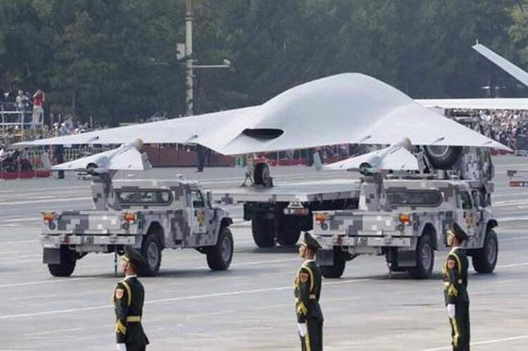 <p><strong>DRONE ORDUSU</strong><br />
<br />
Pekin hükümeti, hedeflerini ararken gökyüzünde gezinmeleri için 'intihar' dronları geliştiriyor. Bu dronelar birbirleriyle iletişim kuruyor ve hareketlerini hiçbir insan müdahalesi olmadan koordine ediyor.</p>