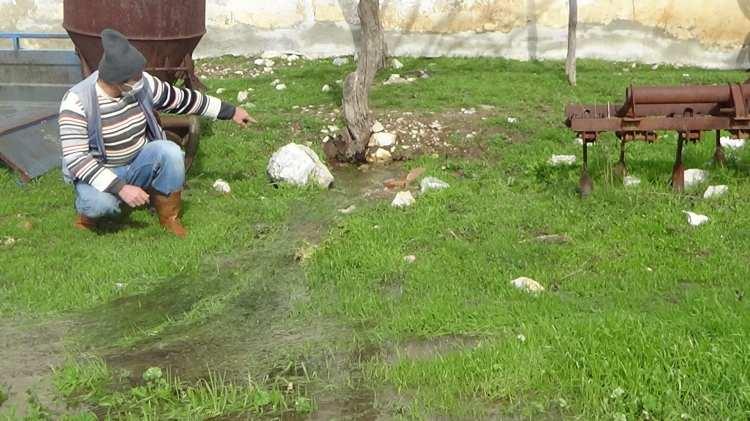 <p>Köy muhtarı Hayrullah Özkan, her yıl kış gelip sular bollaştığında köyün altındaki kaynak sularının yüzeye çıktığını belirterek, "Köyün bir kısmı su altında kalıyor. </p>