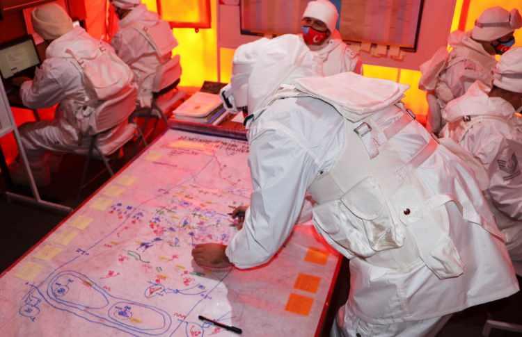 <p>Kars'ta 1 Şubat'ta başlayan TSK'nın 'Kış 2021 Tatbikatı' devam ediyor. 9'uncu Kolordu Komutanlığı sevk ve idaresinde, 14'&uuml;nc&uuml; Mekanize Piyade Tugay Komutanlığı'nca Şehit Astsubay Kıdemli &Uuml;st&ccedil;avuş İlhan Hamlı Tatbikat Alanı'nda s&uuml;rd&uuml;r&uuml;len tatbikata, Azerbaycan'ın silahlı kuvvetlerinden &ccedil;eşitli seviyelerdeki birliklerinden gelen 66 askerin bulunduğu 1268 kişilik personel katıldı. Tatbikatta TSK'nın envanterine giren modern silah ve ara&ccedil;lar da denendi.&nbsp;</p>
