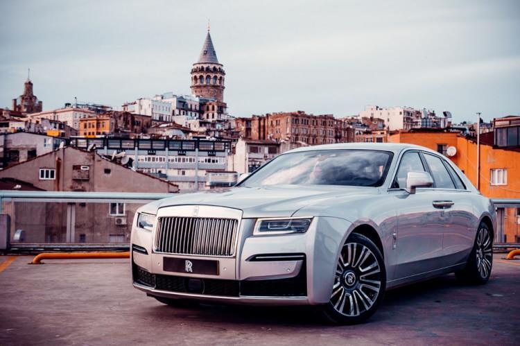 <p>Eylül ayında Dünya çapında tanıtımı yapılan Yeni Nesil Rolls-Royce Ghost artık Türkiye yollarında.</p>