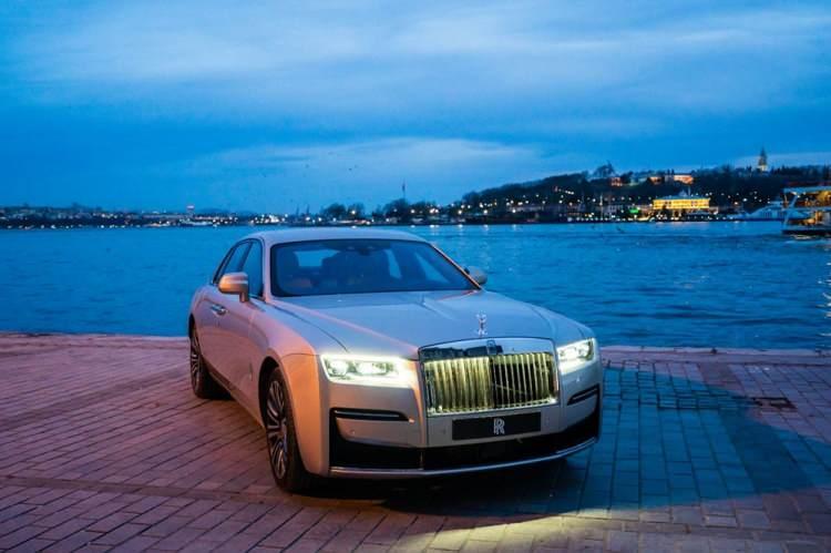 <p>Ghost, Rolls-Royce’un şimdiye kadar ürettiği modeller içerisinde, teknolojik açıdan en gelişmiş otomobil olma özelliğini taşıyor. </p>
<p> </p>