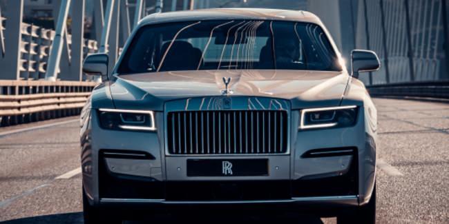 <p>Yeni mimarisi ve ileri teknolojisiyle yeteneklerini geliştiren Ghost (Hayalet) , Rolls-Royce’un şimdiye kadar ürettiği modeller içerisinde, teknolojik açıdan en gelişmiş otomobil olma özelliğini taşıyor.</p>
<p> </p>