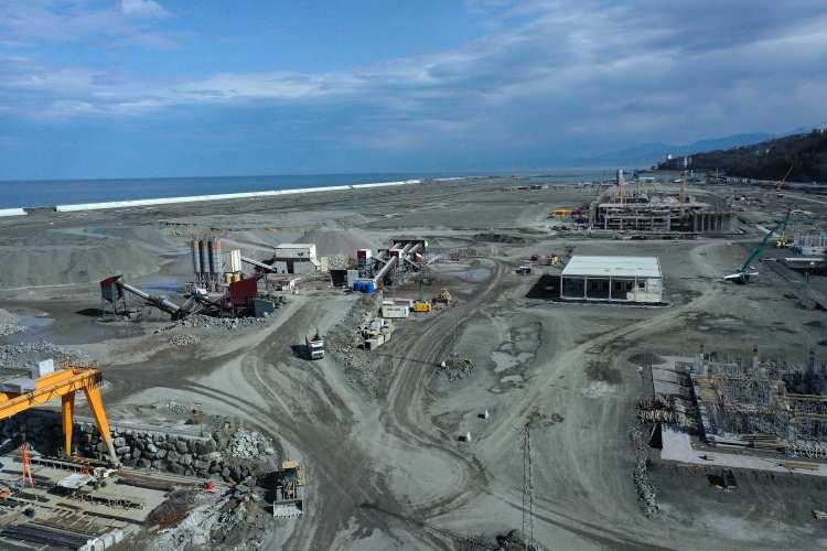 <p>Mendireğin iç alanı yaklaşık 2 milyon metrekare olacak ve toplam 2 milyon 400 bin metrekarelik deniz dolgusu yapılacak. Devam eden terminal inşaatları ile beraber yeni dolgu alanının dahil edilmesiyle projenin yüzde 80'lik kısmı tamamlandı. Yılda 3 milyon yolcu tarafından kullanılması beklenen Rize-Artvin Havalimanı'nın altyapı çalışmaları, 1 milyar 78 milyon liraya mal olacak.<br />
<br />
 </p>
