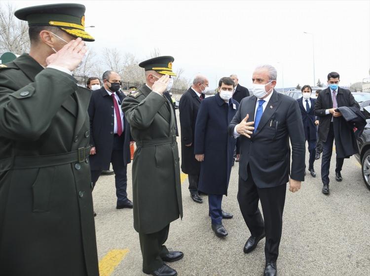 <p>Şehit Burak Coşkun'un babası Gülbay Coşkun, cenaze namazı öncesinde oğlunun Türk bayrağına sarılı tabutu önünde dua etti. Baba Coşkun, "Aslan oğlum, sana doyamadık. Hakkımı helal ediyorum." diye konuştu.</p>

<p> </p>

<p> </p>

