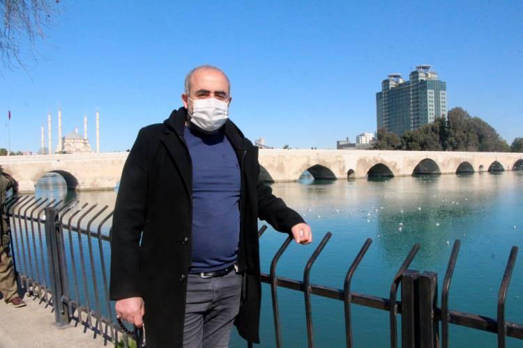 <p><strong>MARTILARA SİMİT ATARKEN TELEFONU SEYHAN NEHRİ'NE DÜŞTÜ</strong></p>

<p>Adıyaman’dan gezmeye gelen Hakan Cintosun, arkadaşlarıyla birlikte Taşköprü'de martılara simit atarken yanlışlıkla telefonunu düşürdü. Nehir kenarından deniz bisikleti kiralayan Cintosun, arkadaşlarıyla birlikte köprünün altında telefonunu aradı. Vatandaşların meraklı bakışları arasında nehirde telefonunu arayan gençler, bir süre sonra aramaktan vazgeçti. Arkadaşının telefonunu düşürdüğünü fark etmediğini söyleyen Ethem Bilir, “Eğer telefonu suyun içerisinde görseydim dalıp, çıkartacaktım” diye konuştu. Martılara simit attığı sırada yanlışlıkla telefonu suya düşen Hakan Cintosun, “Aramaya gittik ama suyun içinde göremedik. Her şeyim telefonun içerisindeydi. Ben telefonun gittiğine değil içerisindekilere üzülüyorum. Keşke böyle bir şey olmasaydı” ifadelerini kullandı.</p>
