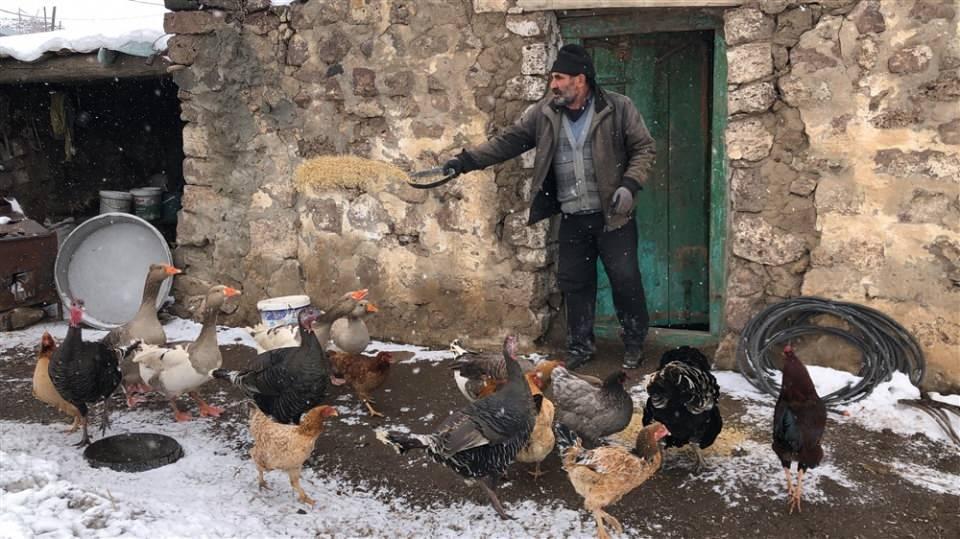 <p>Kars'ın Akyaka ilçesinde yaşayan 4 çocuk babası Abdullah Tazegül (65), eşinin İstanbul'a gitmesinin ardından hem ev işlerini hem de hayvanların bakımını yapmaya başladı. Sabah erken saatlerde kalkıp önce hayvanlara yemini veren Tazegül ardından ev temizliğini ve yemeği yapıyor. </p>

