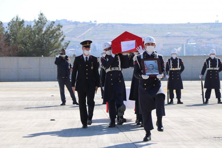 <p>Cenazelerin teslim edilmesinin ardından piyade er Süleyman Sungur’un naaşı memleketi Siirt’e getirildi. Ambulanstan alınan şehidin cenazesi katafalka konuldu. </p>
