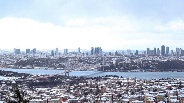 <p>İstanbul Büyükşehir Belediyesi (İBB) Afet Koordinasyon Merkezi (AKOM) verilerine göre yoğun ve etkili kar yağışı, yarın akşam saatlerine kadar devam etmesi bekleniyor.</p>

<p> </p>
