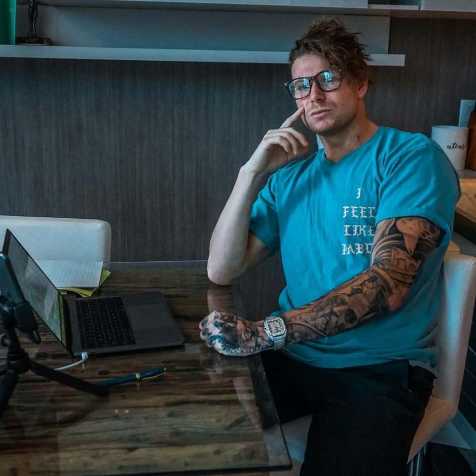 <p>Yeni iş ortaklarımla böyle tanıştım” dedi.</p>

<p>Condy’nin şu anda Instagram’da 238 bin takipçisi bulunuyor ve aylık ortalama 25 bin dolar (174 bin TL) kazandığı belirtiliyor.</p>
