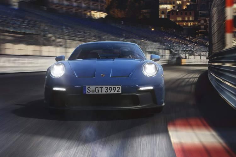 <p>Porsche 911 ailesinin en yeni üyesi GT3 tanıtıldı. Porsche’nin yarış pistlerindeki deneyimini günlük kullanıma aktardığı 911 GT3, gelişmiş aerodinamik özellikleri ve yüksek performansıyla sıra dışı bir sürüş deneyimi sunuyor.</p>
