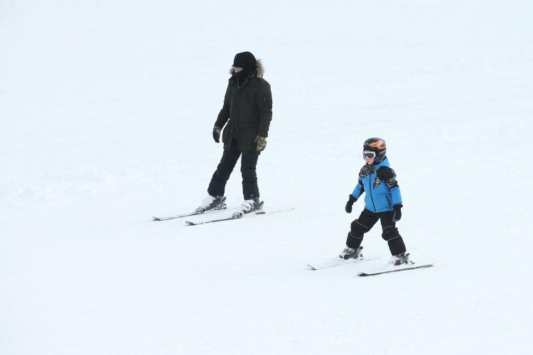 <p>Pistlerinden ikisi slalom yarışları için Uluslararası Kayak Federasyonu (FIS) tesciline sahip Palandöken, aynı anda yaklaşık 12 bin kişiye kayak yapma imkanı sunuyor. Türkiye'nin en uzun, dünyanın ise 3'üncü uzunluktaki pistiyle kayakseverlere 15 kilometre kesintisiz kayak olanağı sağlayan Palandöken, acemi, orta düzey ve profesyonel kayakçılar için hazırlanmış pistleriyle de her kesimden kayakçıyı ağırlıyor.</p>
